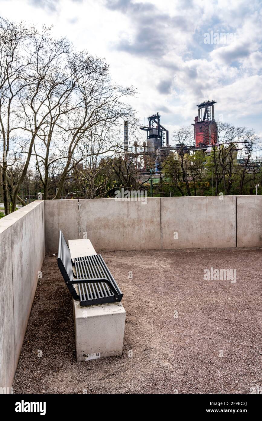 Stadtpark, Park vor der Haustür, an der Kaiser-Wilhelm-Straße, in Duisburg-Bruckhausen, Blick auf das Stahlwerk Bruckhausen von ThyssenKrupp, Sprengfurn Stockfoto