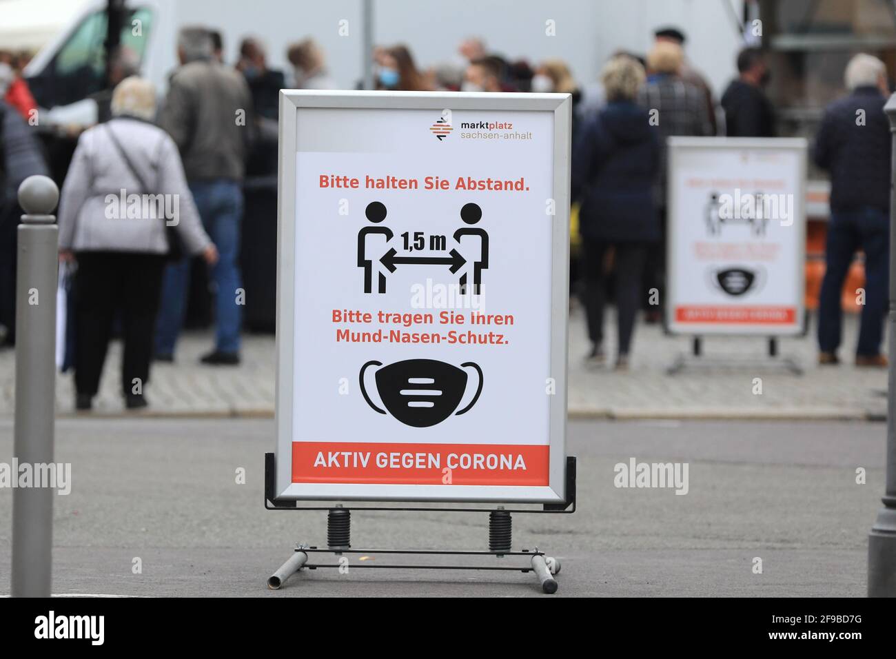 Magdeburg, Deutschland. April 2021. Ein Zeichen für die Mindestentfernung und die Einhaltung der Corona-Regeln ist auf dem Alten Markt. Am 17.04.2021 findet der sogenannte Marktplatz Sachsen Anhalt statt. Fünfzig regionale Händler bieten ihre Waren an. Diese Veranstaltung soll dem Handel helfen, da es in Berlin keine Grüne Woche gab. Quelle: Peter Gercke/dpa-Zentralbild/dpa/Alamy Live News Stockfoto