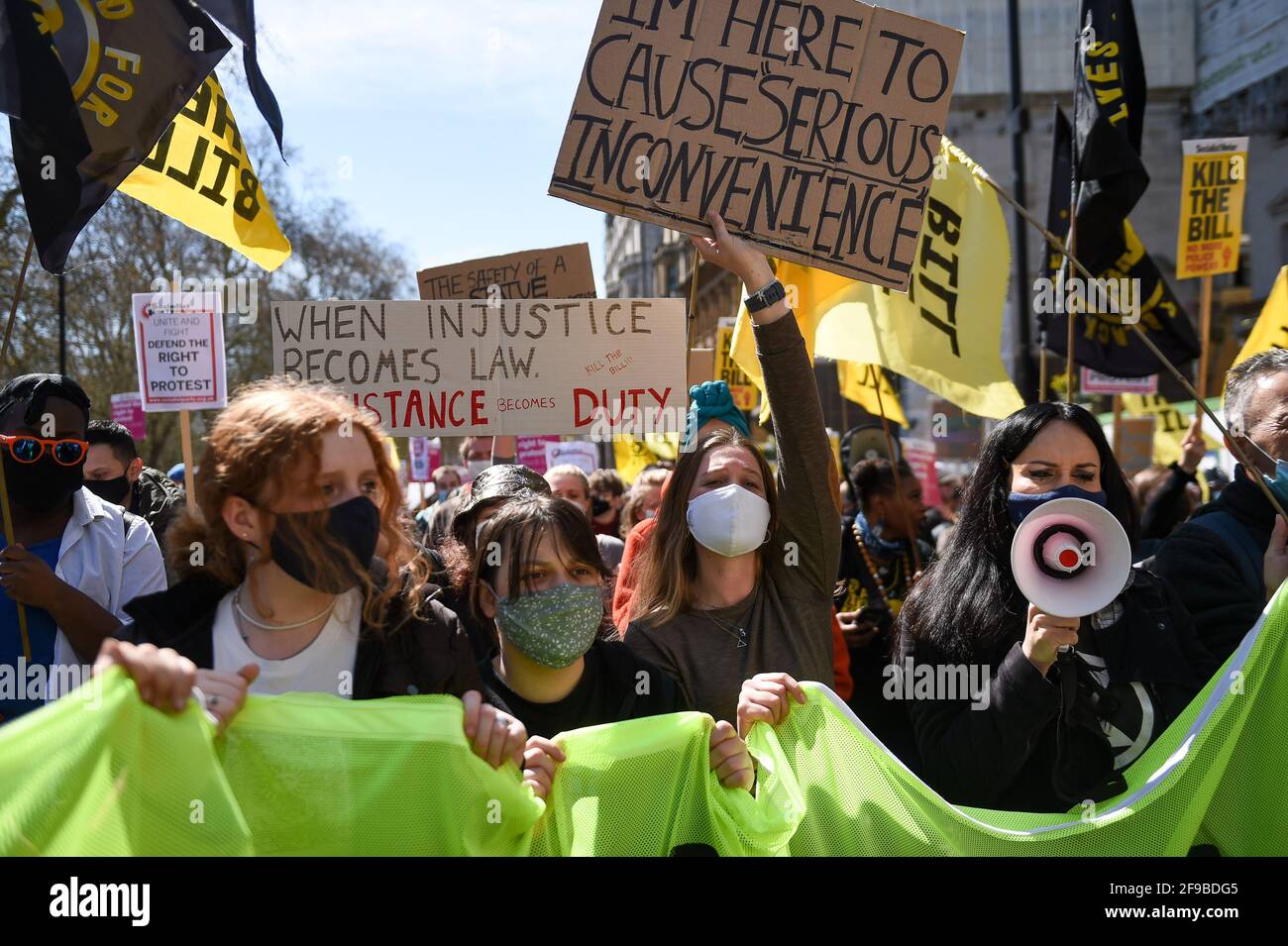 Die Demonstranten marschieren während eines Protestes gegen das Gesetz über Polizei, Verbrechen, Verurteilung und Gerichte in London. Bilddatum: Samstag, 17. April 2021. Stockfoto