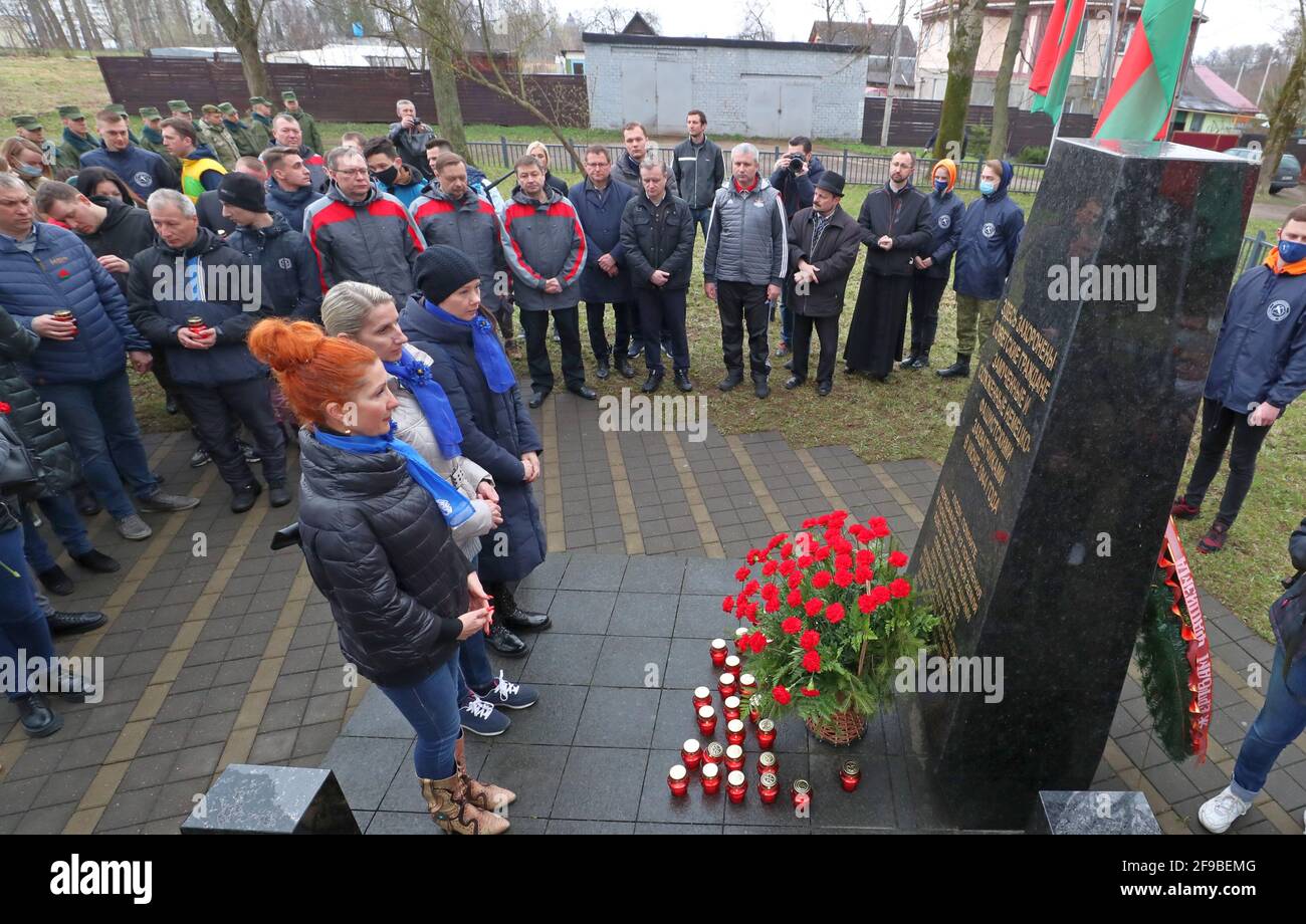 Minsk, Samstag. April 2021. Während der freiwilligen Arbeit am Samstag, dem 17. April 2021, stellen Menschen in den Vororten von Minsk, der Hauptstadt von Belarus, Blumen zu einem Kriegsdenkmal vor. Der gesamte Erlös aus der Veranstaltung des Tages wird von medizinischen Einrichtungen des Landes verwendet, um medizinische Geräte und Impfstoffe zu kaufen und kulturelle Reliquien und Kriegsdenkmäler zu reparieren. Es hat sich jedes Jahr um den April 20 zu einer Tradition entwickelt. Quelle: Henadz Zhinkov/Xinhua/Alamy Live News Stockfoto