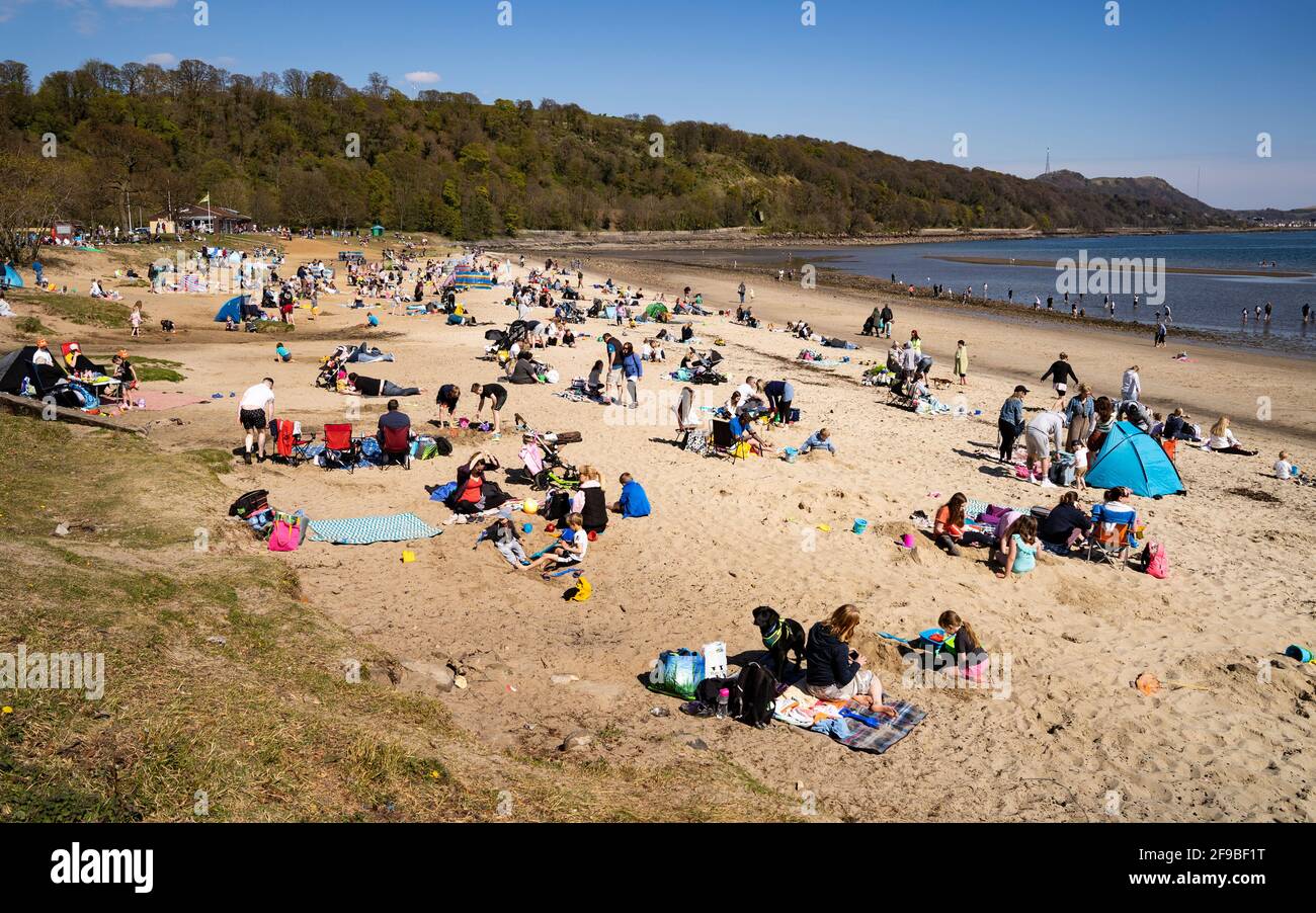 Aberdour, Schottland, Großbritannien. 17. April 2021.unbändiger Sonnenschein und warme Temperaturen von 14 Grad Celsius brachten viele Familien zum beliebten Silversands Beach in Aberdour, Fife. Die Öffentlichkeit nutzte die Lockerung der Reisebeschränkungen in Schottland, die am Freitag in Kraft trat, in vollem Umfang. In einem Park wurde ein überlaufter Parkplatz eingerichtet, um mit den Hunderten von Autos fertig zu werden, die am Strand abstiegen. Iain Masterton/Alamy Live News Stockfoto