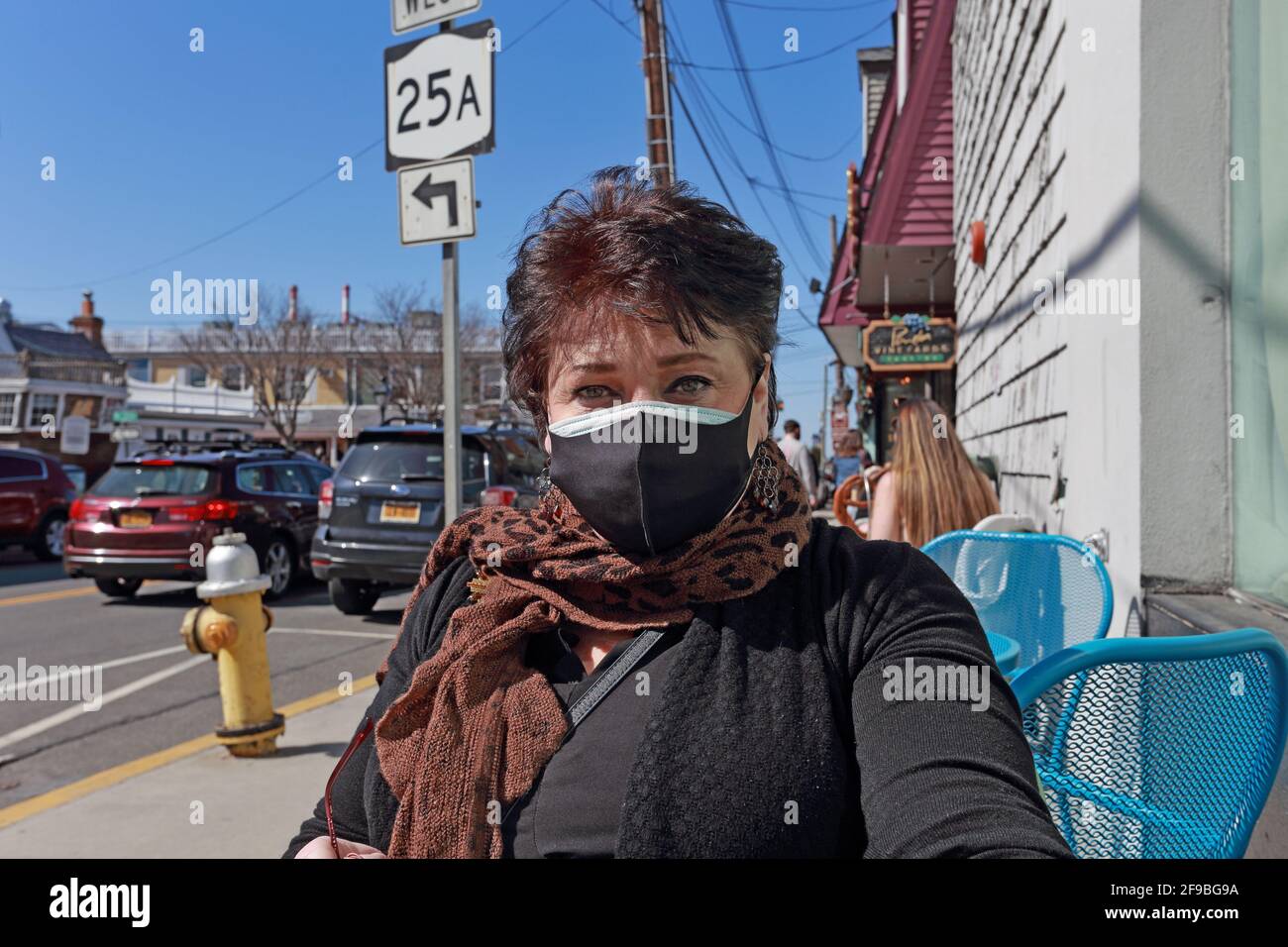 Frau in Covid Maske Long Island New York Stockfoto