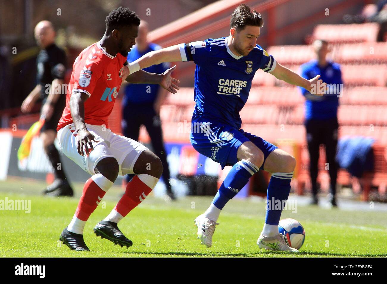 London, Großbritannien. April 2021. Stephen ward aus der Stadt Ipswich (R) hält Diallang Jaiyesimi von Charlton Athletic (L) aus. EFL Skybet Football League One Match, Charlton Athletic gegen Ipswich Town im Valley in London am Samstag, den 17. April 2021. Dieses Bild darf nur für redaktionelle Zwecke verwendet werden. Nur zur redaktionellen Verwendung, Lizenz für kommerzielle Nutzung erforderlich. Keine Verwendung bei Wetten, Spielen oder Veröffentlichungen in einem Club/einer Liga/einem Spieler. PIC von Steffan Bowen/Andrew Orchard Sports Photography/Alamy Live News Credit: Andrew Orchard Sports Photography/Alamy Live News Stockfoto