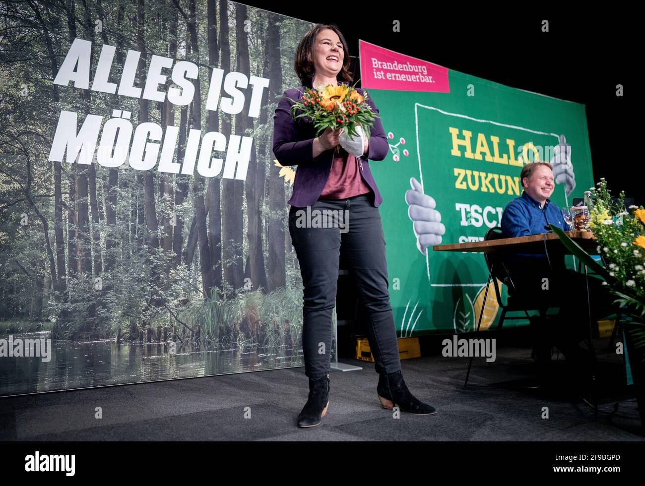 Potsdam, Deutschland. April 2021. Annalena Baerbock, Bundesführerin von Bündnis 90/die Grünen, steht mit einem Blumenstrauß auf der digitalen Landesdelegiertenkonferenz von Bündnis 90/die Grünen Brandenburg auf der Bühne. Baerbock kandidiert als Spitzenkandidat der Brandenburgischen Grünen für die Bundestagswahl 2021. Quelle: Kay Nietfeld/dpa/Alamy Live News Stockfoto