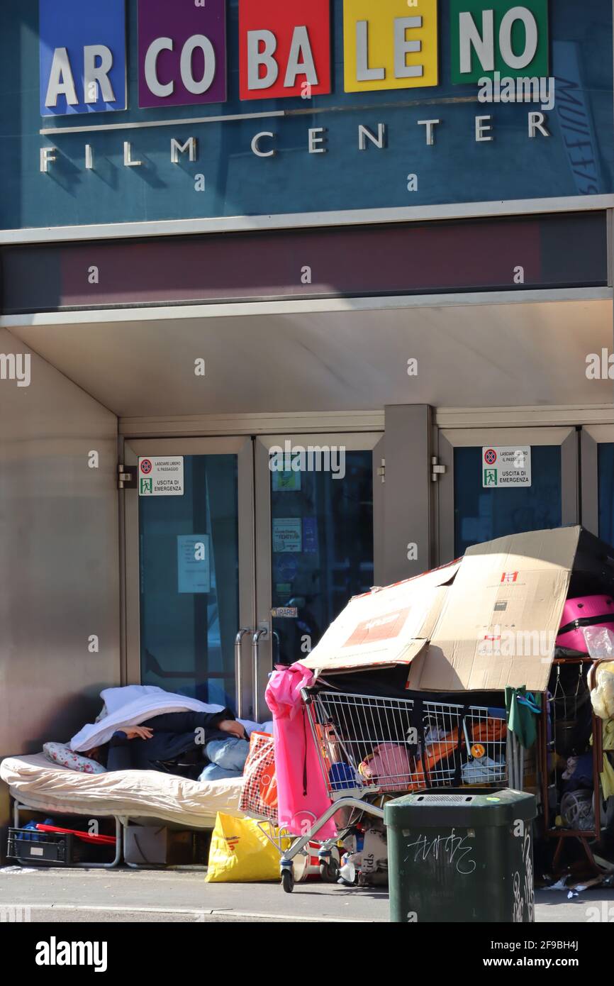 Geschlossenes Kino, das als Notunterkunft in Mailand genutzt wird Stockfoto