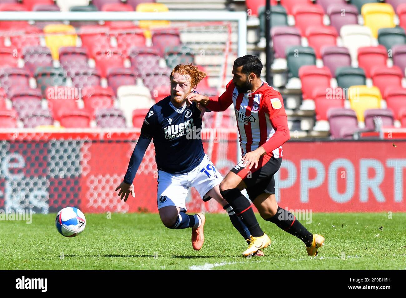 LONDON. VEREINIGTES KÖNIGREICH. 17. APRIL: Ryan Woods von Millwall kämpft während des Sky Bet Championship-Spiels zwischen Brentford und Millwall am Samstag, dem 17. April 2021, im Brentford Community Stadium in Brentford um den Besitz von Saman Ghoddos aus Brentford. (Kredit: Ivan Yordanov) Kredit: MI Nachrichten & Sport /Alamy Live Nachrichten Stockfoto