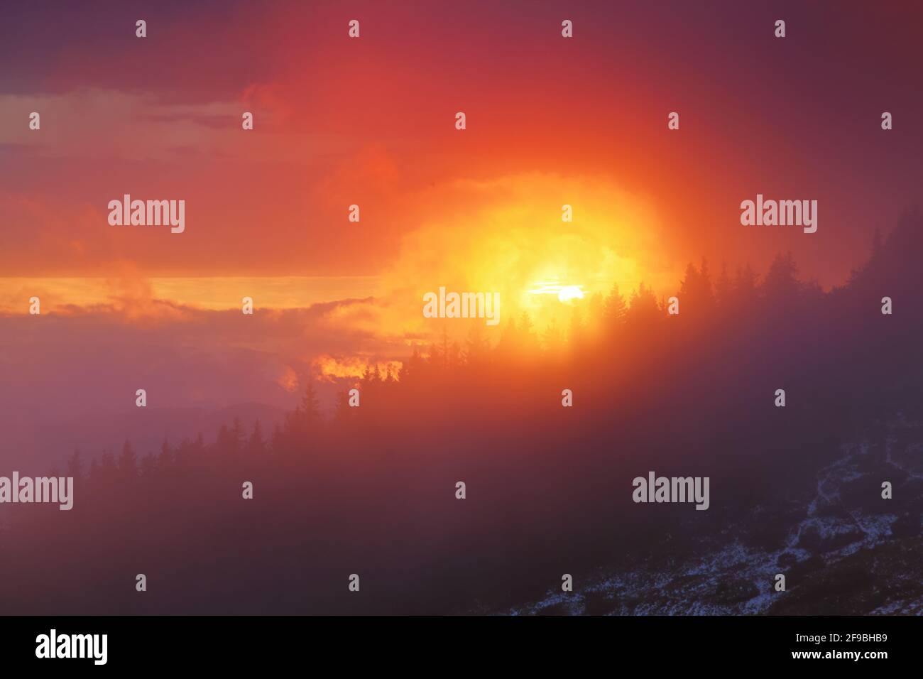 Landschaft mit schönem Sonnenuntergang, bewölktem Himmel und orangefarbenem Horizont. Panoramablick. Berg Silhouette am Abend. Platz für Text kopieren. Stockfoto