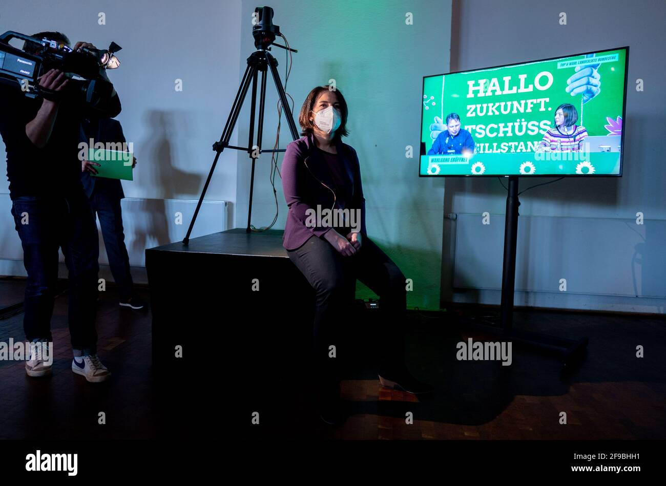 Potsdam, Deutschland. April 2021. Annalena Baerbock, Bundesvorsitzende von Bündnis 90/die Grünen, wartet auf ihren Auftritt auf der digitalen Landesdelegiertenkonferenz von Bündnis 90/die Grünen Brandenburg. Baerbock kandidiert als Spitzenkandidat der Brandenburgischen Grünen für die Bundestagswahl 2021. Quelle: Kay Nietfeld/dpa/Alamy Live News Stockfoto