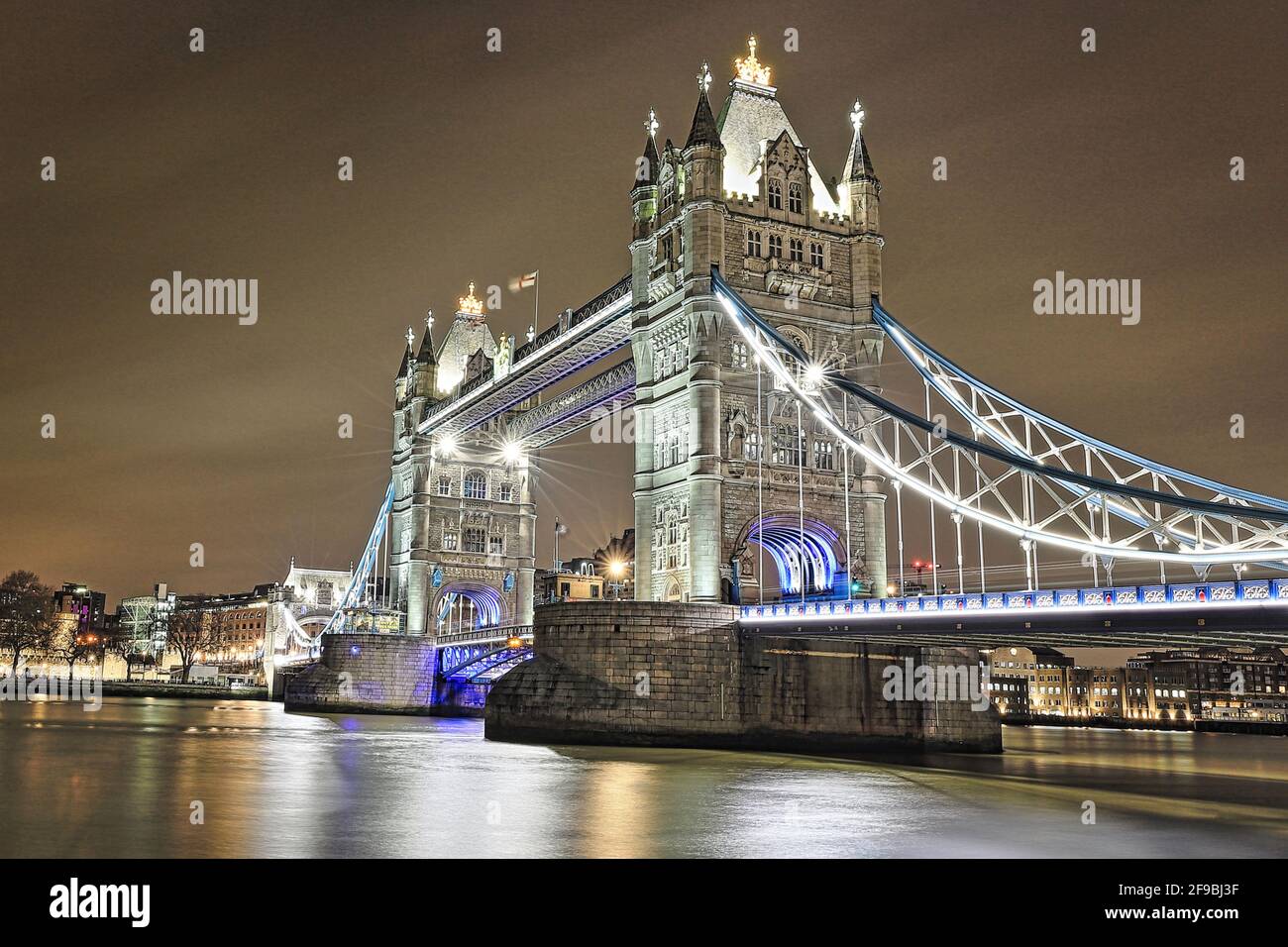 Eine Nachtaufnahme der Tower Bridge in London. Stockfoto