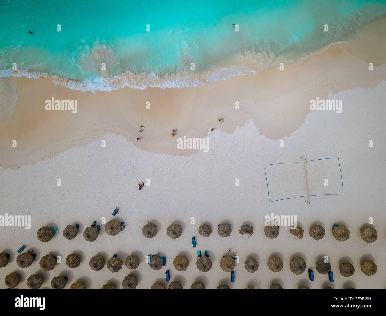 Luftaufnahme vom Eagle Beach auf Aruba in der Karibik, Blick auf den Strand mit Sonnenschirm am Aruba Eagle Beach mit blauem Ozean Stockfoto