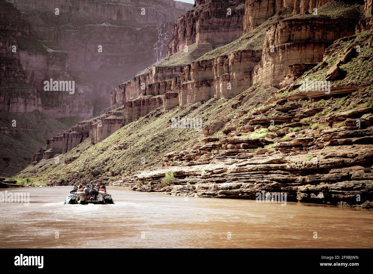 Der Colorado River bahnt sich seinen Weg durch das Becken des Grand Canyon in Arizona. Stockfoto