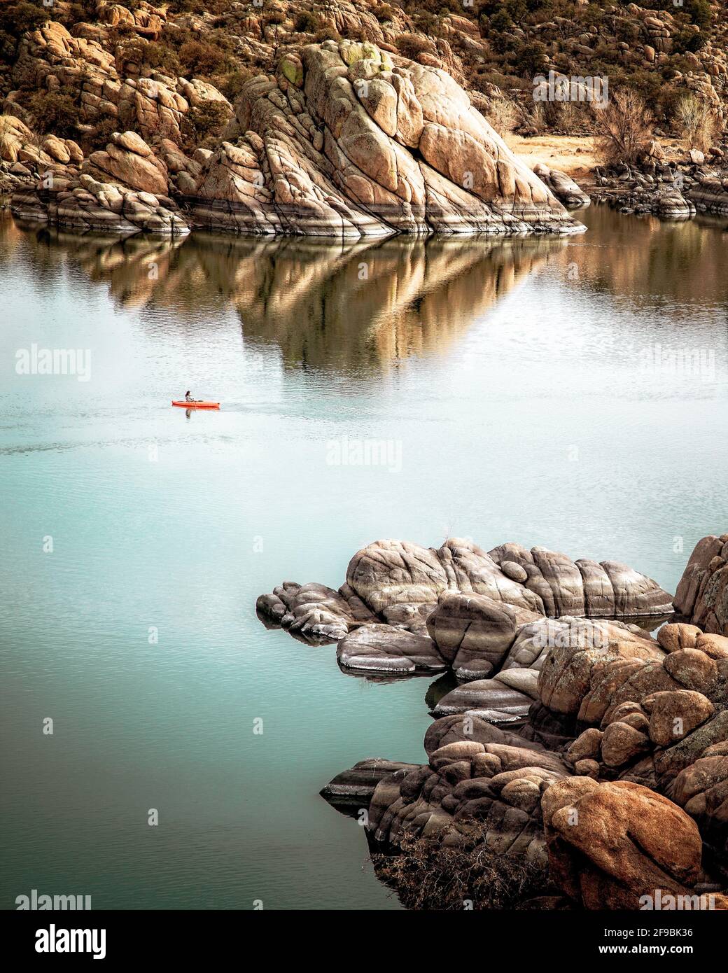 Ein Kajak fährt über die stillen Gewässer des Watson Lake in den Granite Dells von Prescott, Arizona. Stockfoto