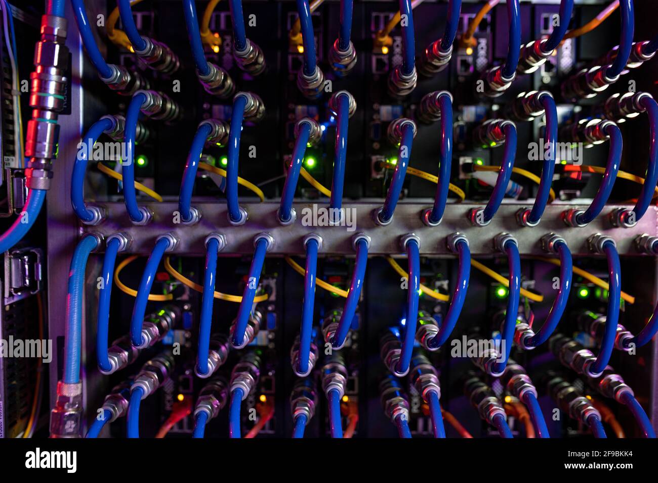 Hintergrundbild mit blauen verbundenen Drähten, die in Servergeräte geschaltet wurden Auf dem Datenbankserver Stockfoto