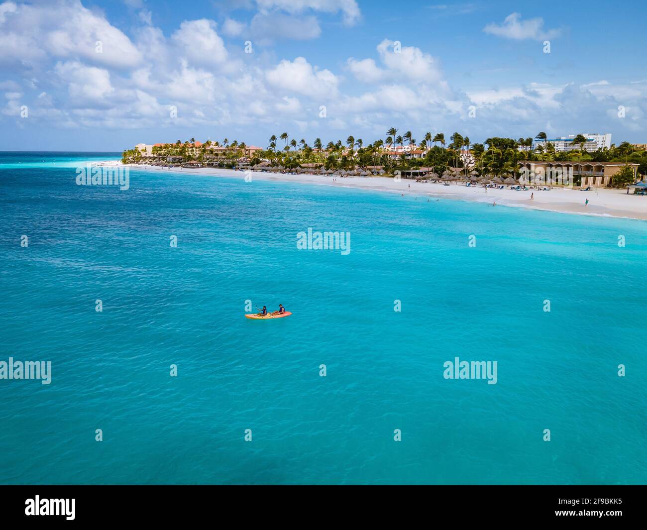 Paar Kajakfahren im Meer auf Urlaub Aruba Karibisches Meer, Mann und Frau mittleren Alters Kajak im Ozean blauen Clrea Wasser weißen Strand und Palmen Aruba Stockfoto