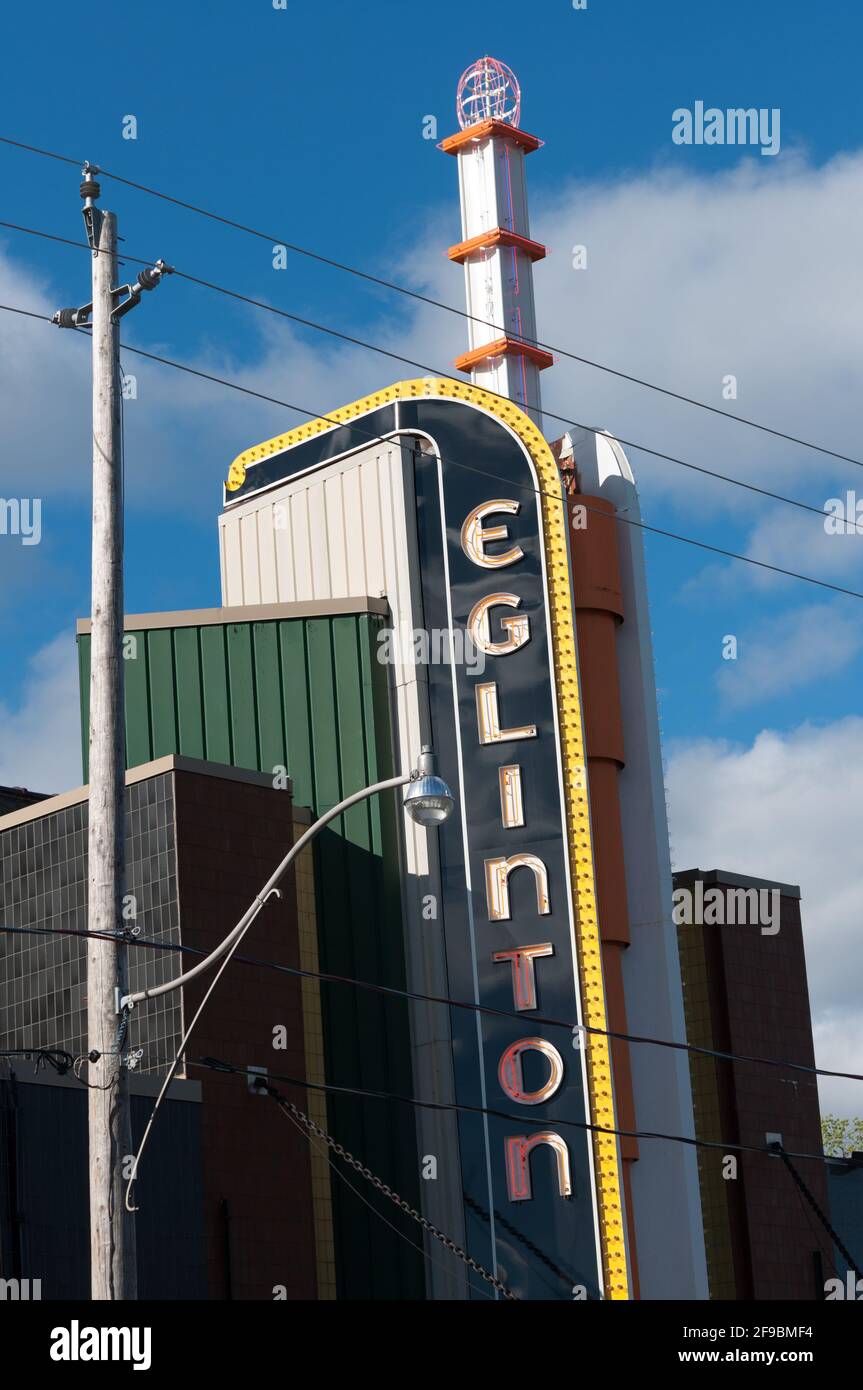 Außenfassade des Eglinton Theatre (oder Eglinton Grand), façade 1936 von Kaplan & Sprachman im Art déco-Stil entworfen - Toronto, Ontario, Kanada Stockfoto