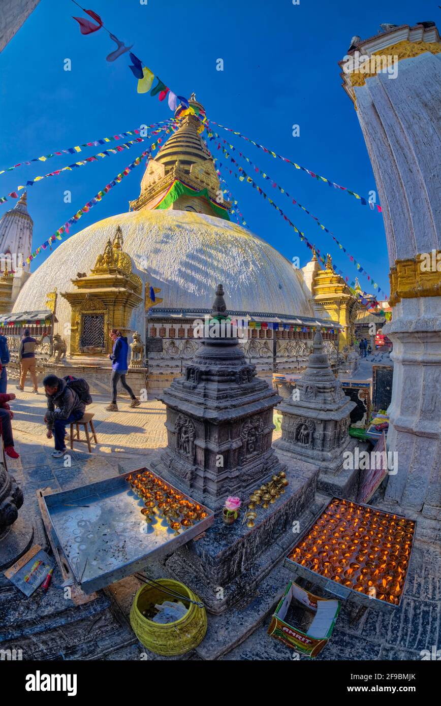 Lassen Sie sich nicht überraschen, wenn Sie einen hinduistischen Anhänger um den Stupa herum treffen. Swayambhunath ist eine der ältesten (2000 Jahre alten) religiösen Architektur, ein Stockfoto