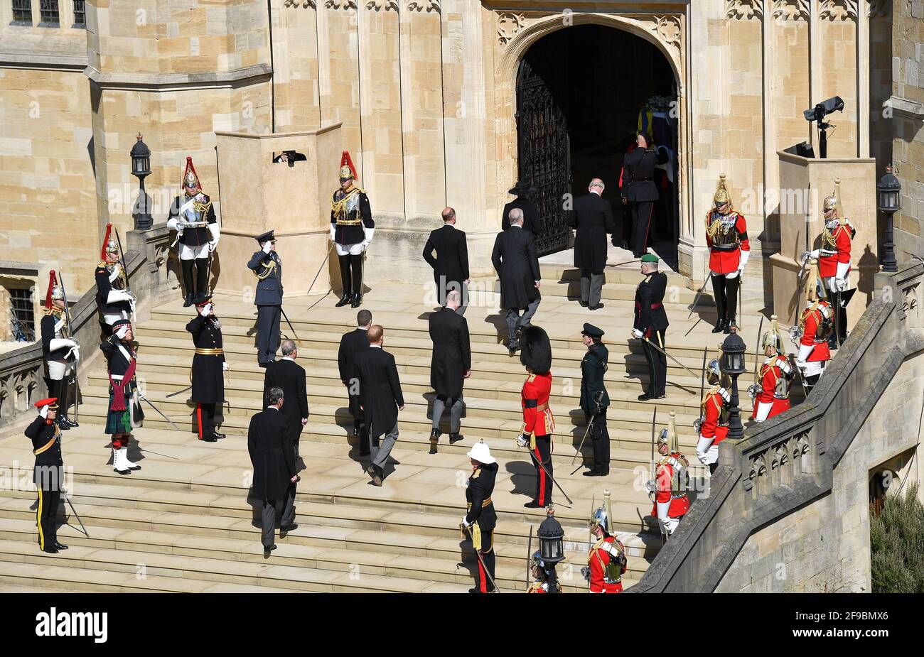 Die Prinzessin Royal, der Prinz von Wales, der Herzog von York, der Graf von Wessex, der Herzog von Cambridge, Peter Phillips, der Herzog von Sussex, der Graf von Snowdon und Vizeadmiral Sir Timothy Laurence erklimmen die Stufen zur St. George's Chapel, Windsor Castle, Berkshire, Vor der Beerdigung des Herzogs von Edinburgh. Bilddatum: Samstag, 17. April 2021. Stockfoto