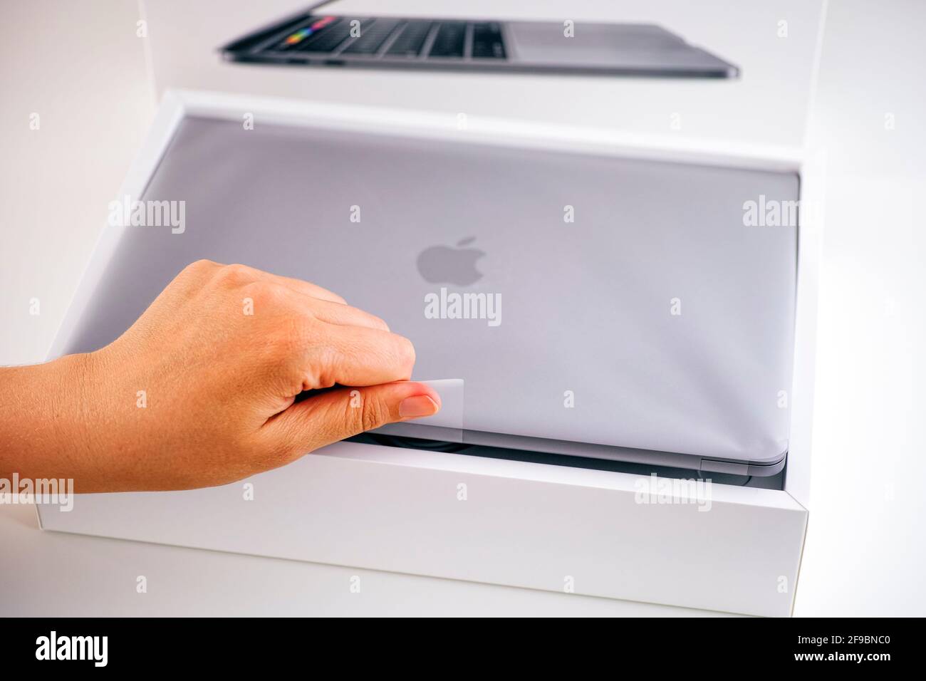 Tambow, Russische Föderation - 09. Juli, 2020 Person Hand Auspacken neue MacBook Pro. Nahaufnahme Stockfoto