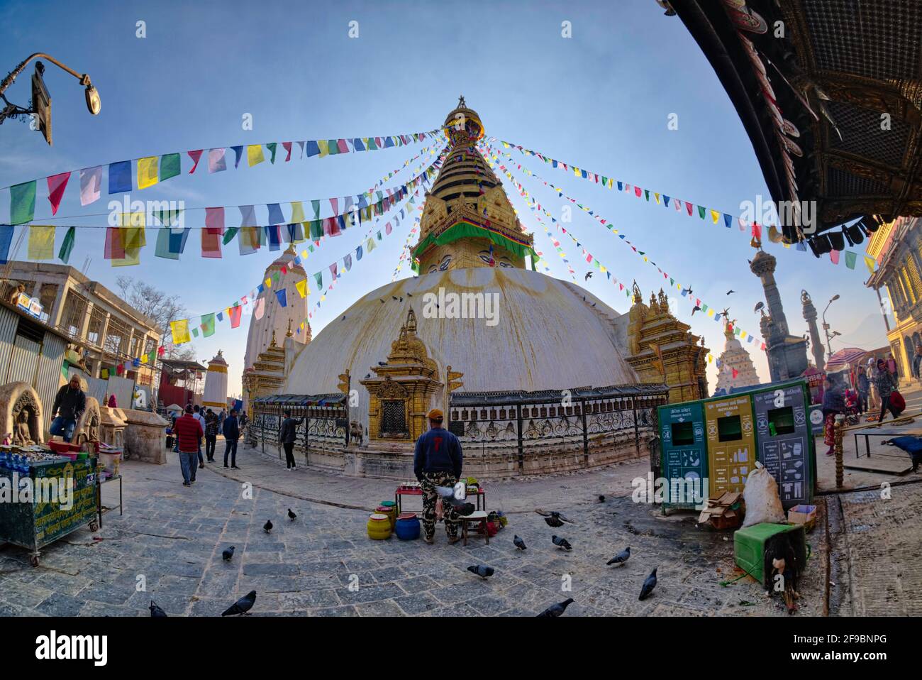 Swayambhu, eine der herrlichsten buddhistischen Stupa, liegt drei Kilometer westlich vom Kathmandu-Komplex. Es ist auch als Affentempel bekannt, da es ar Stockfoto