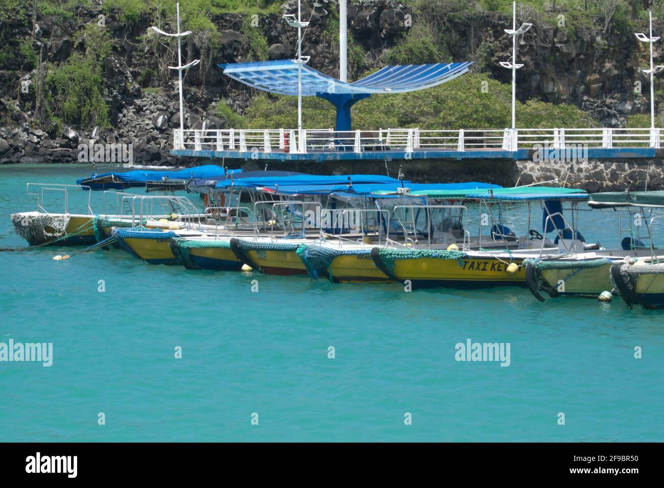 Wassertaxis liegen im Hafen von Puerto Lopez, Insel Santa Cruz, Galapagos, Ecuador Stockfoto