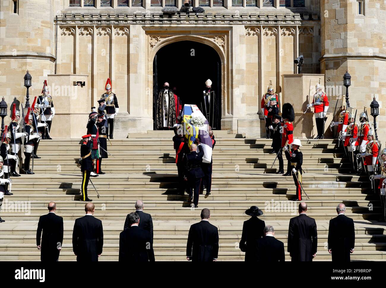 Der Sarg des Herzogs von Edinburgh, der mit dem persönlichen Standard seiner Königlichen Hoheit bedeckt ist, wird in die St. George's Chapel, Windsor Castle, Berkshire, getragen, gefolgt vom Prinzen von Wales, dem Herzog von Cambridge, der Prinzessin Royal, dem Earl of Snowdon, dem Vizeadmiral Sir Timothy Laurence, dem Earl of Wessex, Der Herzog von Sussex und der Herzog von York während der Beerdigung des Herzogs von Edinburgh. Bilddatum: Samstag, 17. April 2021. Stockfoto