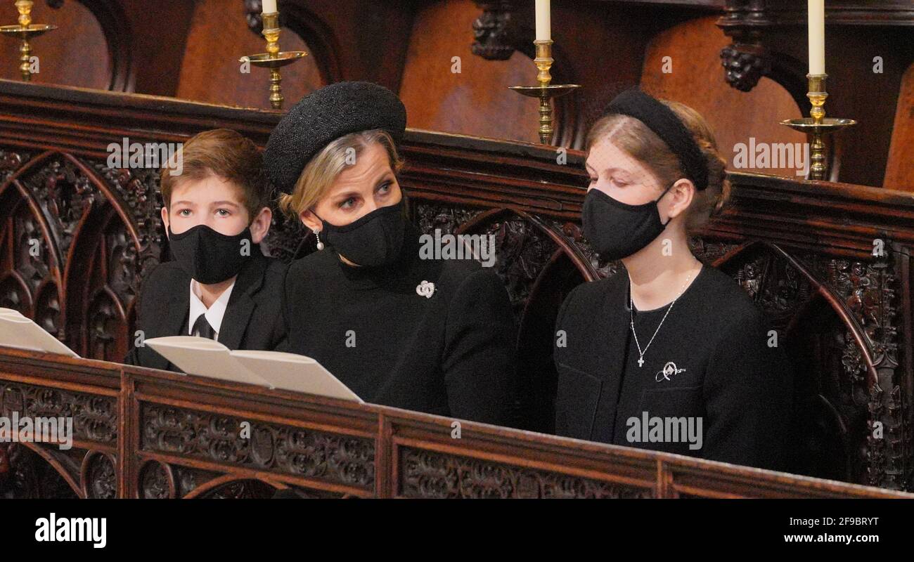 Trauernde, darunter Viscount Severn, die Gräfin von Wessex und Lady Louise Mountbatten-Windsor, warten auf die Ankunft des Sarges des Herzogs von Edinburgh während seiner Beerdigung in der St. George's Chapel, Windsor Castle, Bekshire. Bilddatum: Samstag, 17. April 2021. Stockfoto