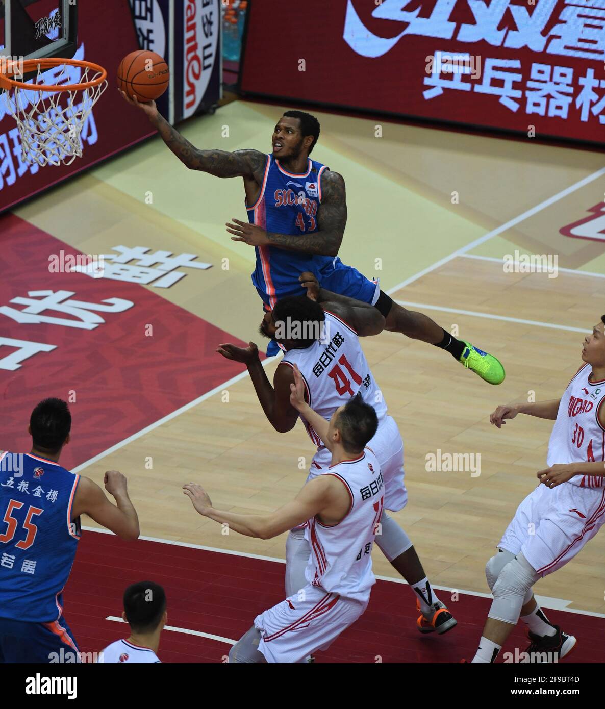 Zhuji, Chinas Provinz Zhejiang. April 2021. Marcus Georges-Hunt (Top) von Sichuan Blue Whales tritt beim 1. Playoff-Spiel zwischen Qingdao Eagles und Sichuan Blue Whales in der Saison 2020-2021 der Liga der Chinesischen Basketballvereinigung (CBA) in Zhuji, der ostchinesischen Provinz Zhejiang, am 17. April 2021 an. Quelle: Sadat/Xinhua/Alamy Live News Stockfoto