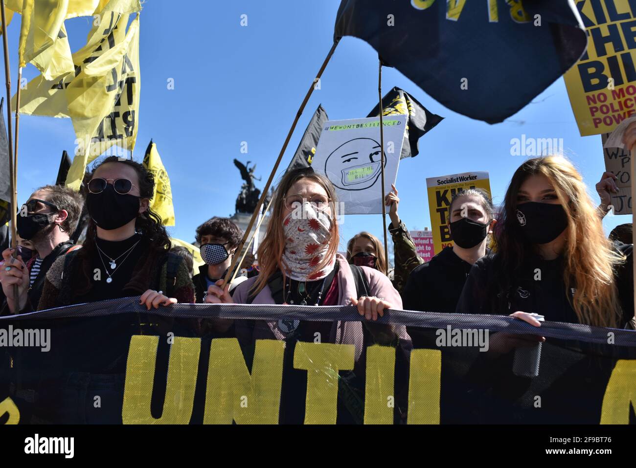 London, Großbritannien. 17 April 2021. Protestierende während des Protestes „Kill the Bill“, zu dem eine Vielzahl von Gruppen gehören, von der Extinction Rebellion, Black Lives Matter und Antifaschisten, versammelten sich gegen das von der Regierung vorgeschlagene Gesetz für Polizei, Kriminalität, Verurteilung und Gerichte. Quelle: Andrea Domeniconi/Alamy Live News Stockfoto