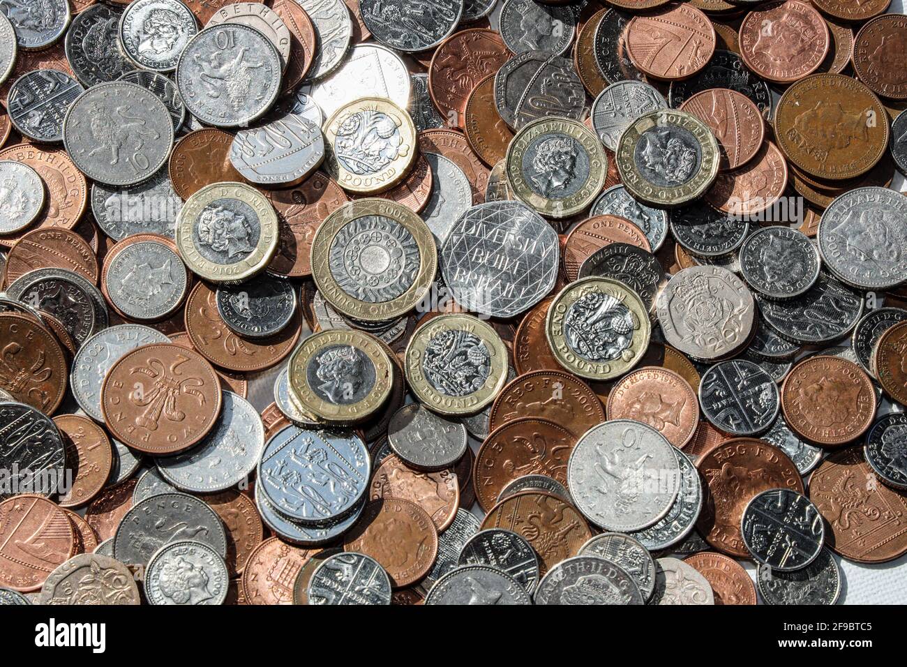 Britische metrische Münzen auf einem Tisch mit 1p, 2p, 5p, 10p 20p, 50p, £1- und £2-Münzen enthalten Stockfoto