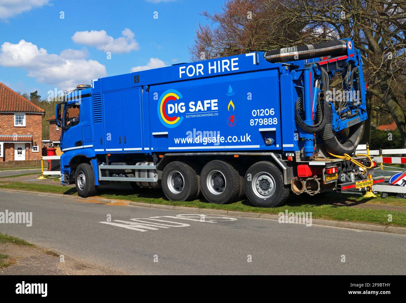 Ein Dig Safe Suction-Aushubfahrzeug vor Ort in einem Wohngebiet von Hellesdon, Norfolk, England, Großbritannien. Stockfoto