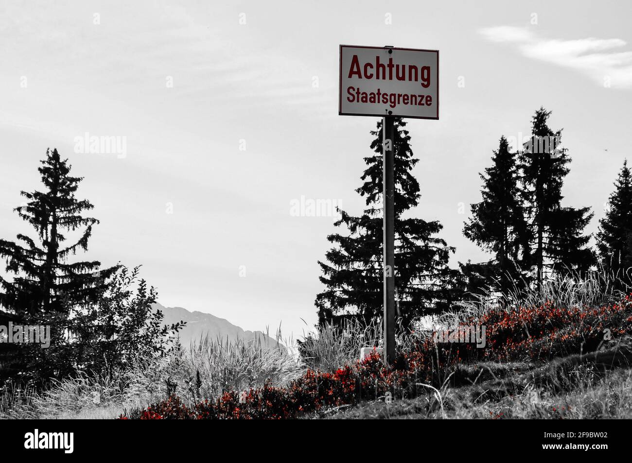 Melden Sie sich in der Mitte der Landschaft an, was auf eine Staatsgrenze hinweist Stockfoto