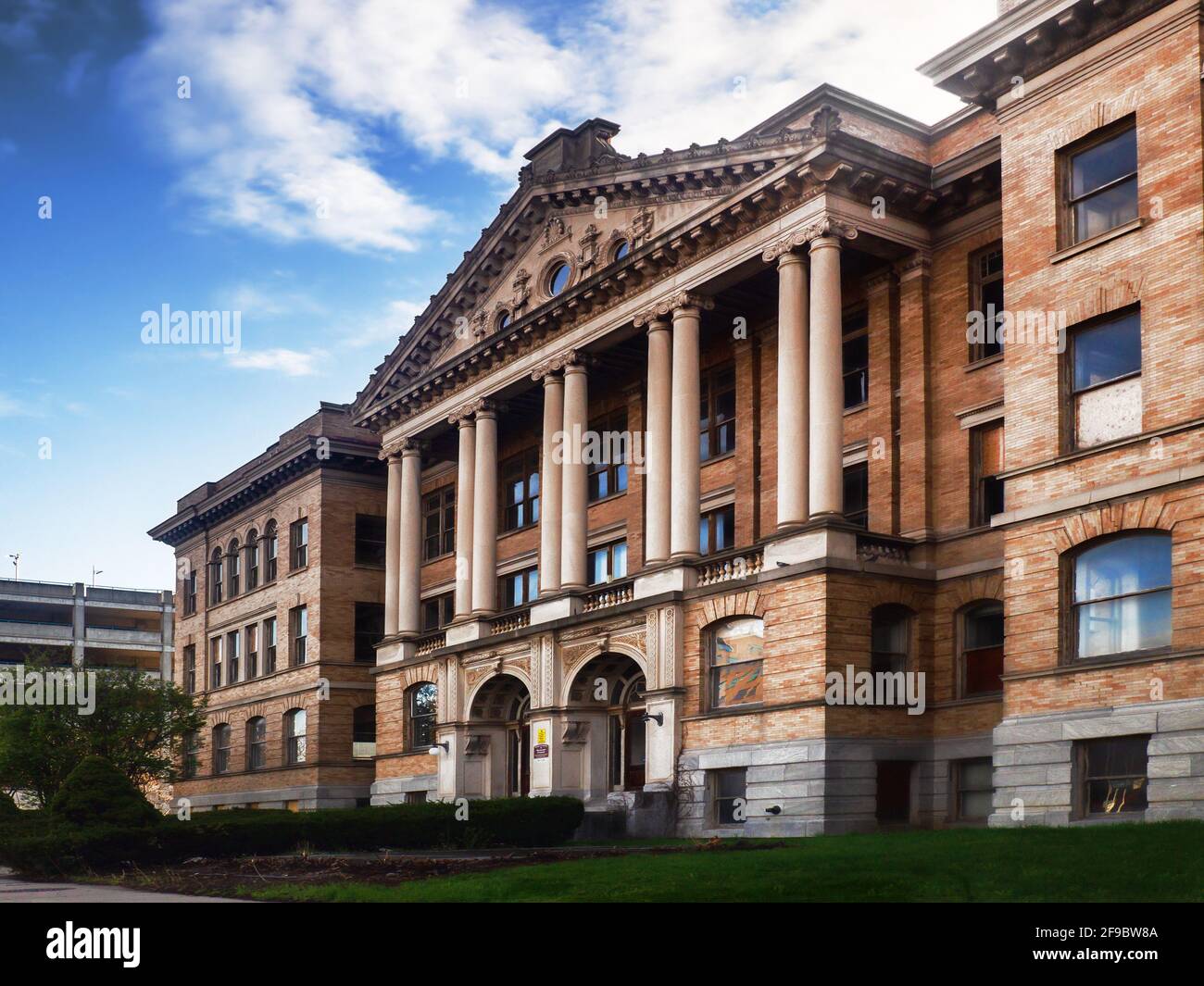 Syracuse, New York, USA. 17. April 2021. Blick auf das Gebäude der Central Technical High School , erbaut 1900, in der Innenstadt von Syracuse, New York, inklusive Stockfoto
