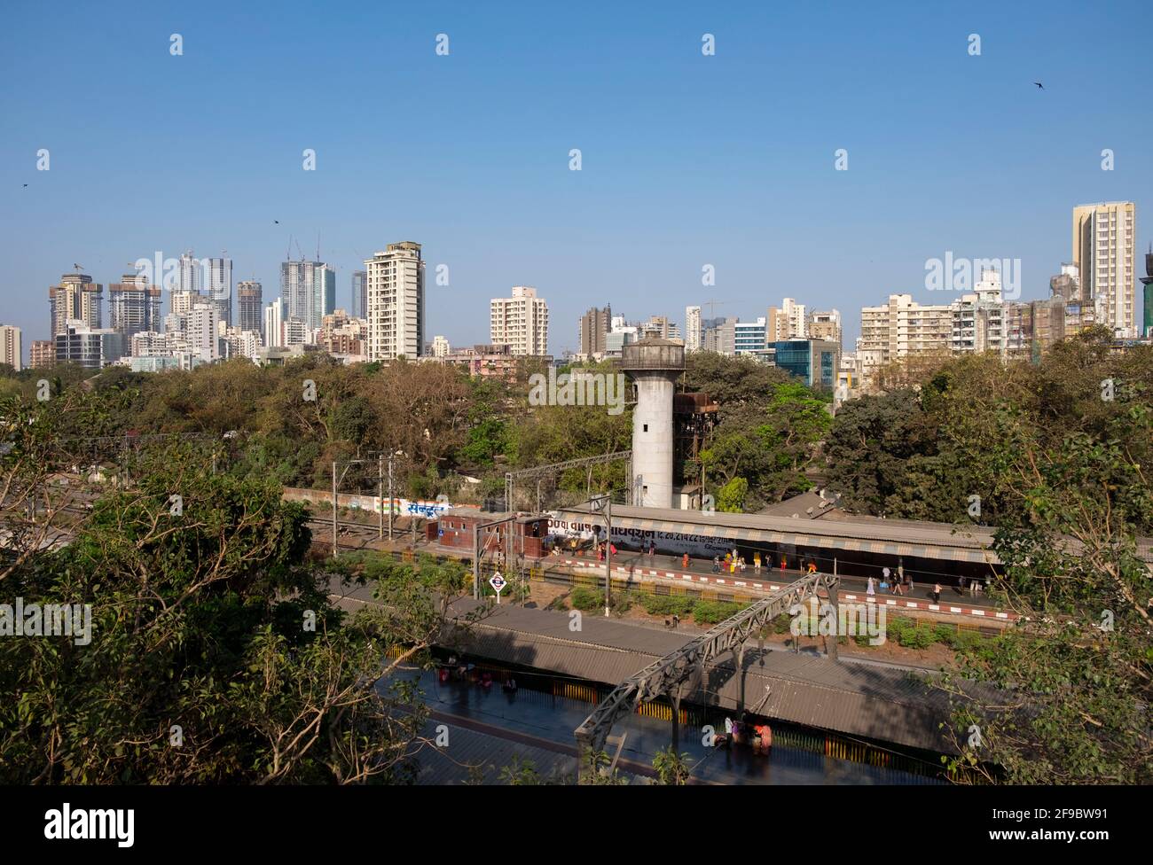 Erhöhter Blick auf den Bahnhof Dadar mit Skyline im Hintergrund, Mumbai, Maharashtra, Indien, Asien. Stockfoto