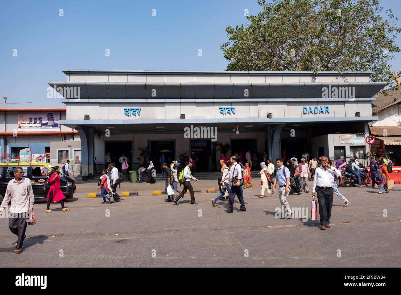 Menschen vor dem Eingang des Dadar Terminus in Mumbai, Maharashtra, Indien, Asien. Stockfoto