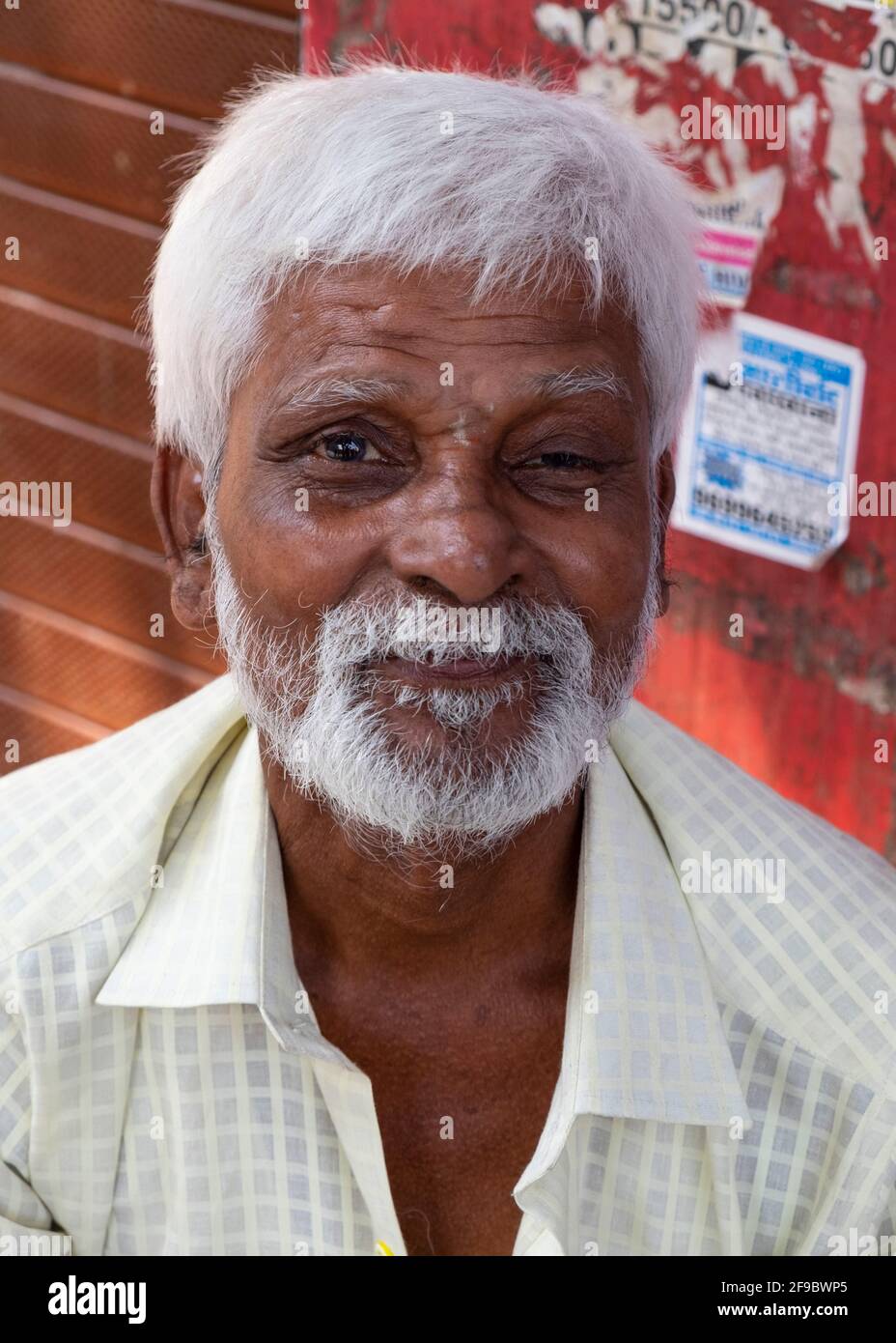 Älterer indischer Mann posiert für Fotos in Mumbai, Maharashtra, Indien, Asien Stockfoto