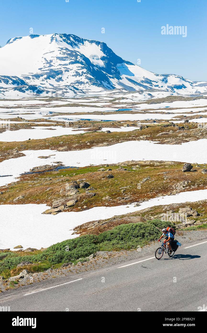 Radfahren Tourist Radfahren vor den Bergen Stockfoto