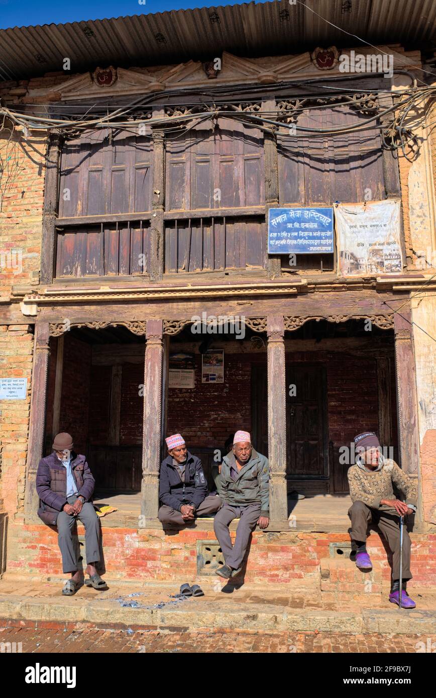 Ich denke, das perfekte Leben hätte viel Sonnenschein, wie Bhaktapur in Kathmandu. Es gibt viele Menschen, die die Natur hier genießen und lieben t Stockfoto