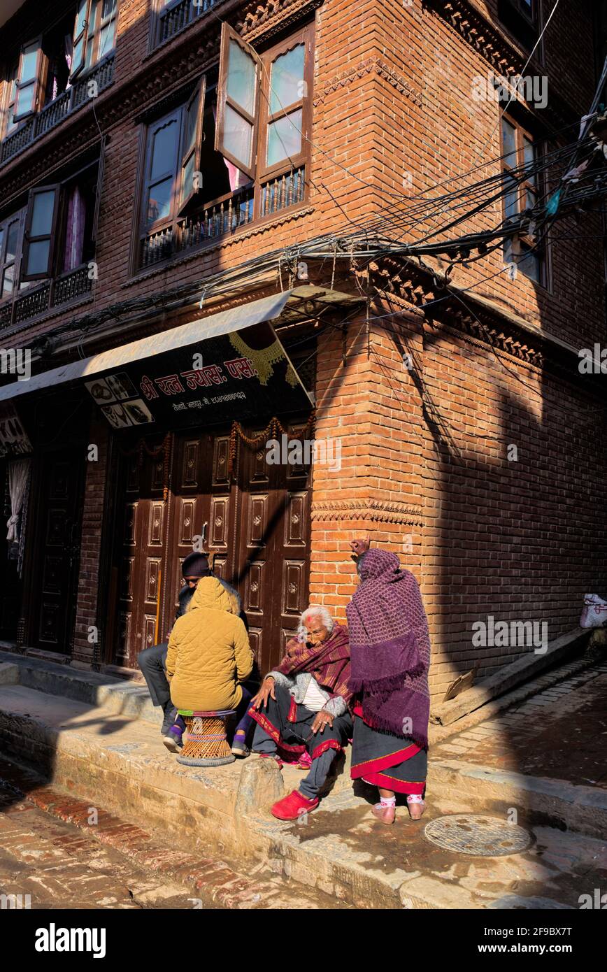 Ich denke, das perfekte Leben hätte viel Sonnenschein, wie Bhaktapur in Kathmandu. Es gibt viele Menschen, die die Natur hier genießen und lieben t Stockfoto