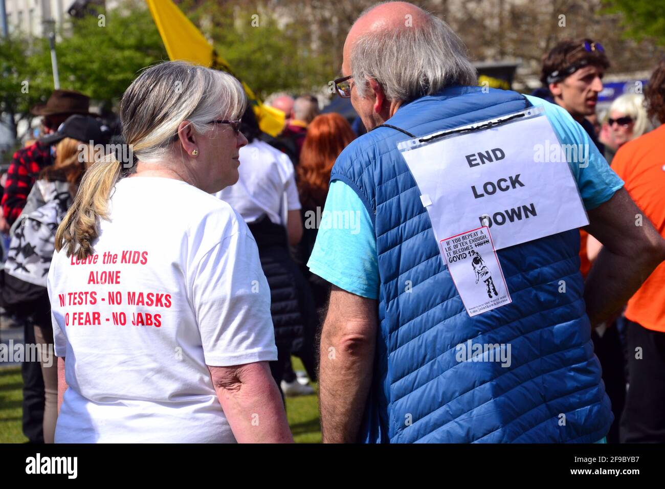 Demonstranten bei einer Anti-Impfstoff- und Anti-Blockierung-Demonstration in Piccadilly Gardens, Manchester, Greater Manchester, England, Großbritannien, Am 17. April 2021. Die Demonstranten argumentieren, dass die Covid 19- oder Coronavirus-Beschränkungen unnötig seien und dass der Impfstoff ein „Versuch“ sei. Solche Ansichten sind umstritten, und die aktuelle Mainstream-Ansicht ist, dass Demonstranten wie diese getäuscht werden ''Anti-Vaxxer'. Stockfoto