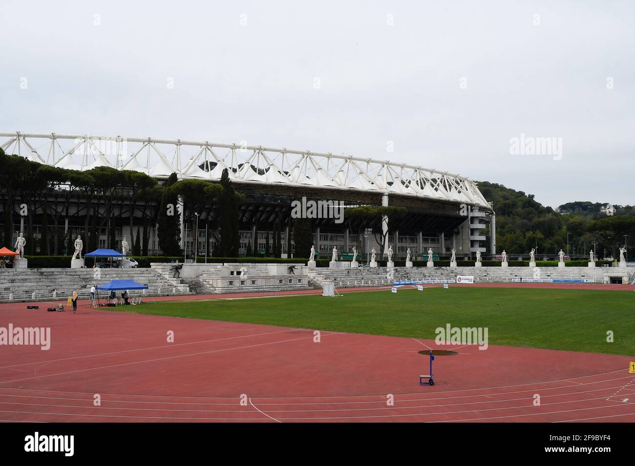 Rom, Italien, 16. April 2021 das Stadio dei Marmi mit dem Olympiastadion im Hintergrund beim Roma Sprint Festival 2021 Credit:Roberto Ramaccia/A Stockfoto