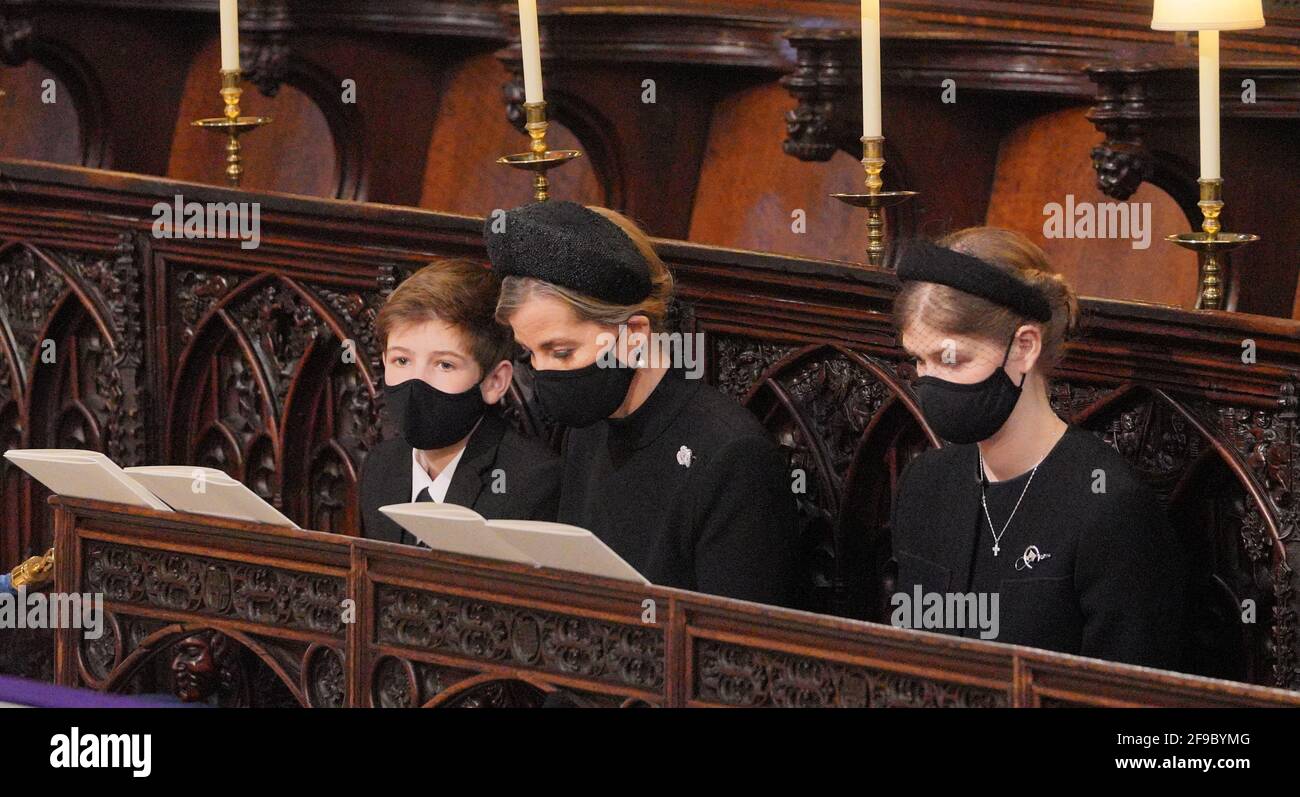 Trauernde, darunter Viscount Severn, die Gräfin von Wessex, und Lady Louise Mountbatten-Windsor, warten auf die Ankunft des Sarges des Herzogs von Edinburgh während seines Trauergottesdienstes in der St. George's Chapel, in Windsor Castle, in der Grafschaft von Barkshire. Bilddatum: Samstag, 17. April 2021. Stockfoto