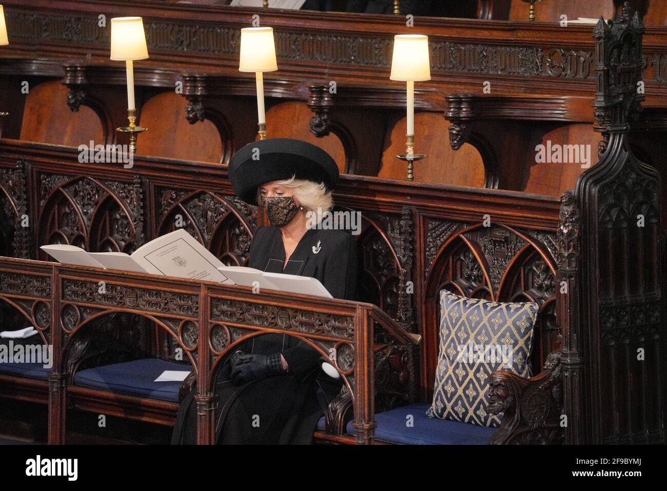 Die Herzogin von Cornwall wartet auf die Ankunft des Sarges des Herzogs von Edinburgh während seines Trauerdienstes in der St. George's Chapel, in Windsor Castle, in der Grafschaft von Bekshire. Bilddatum: Samstag, 17. April 2021. Stockfoto