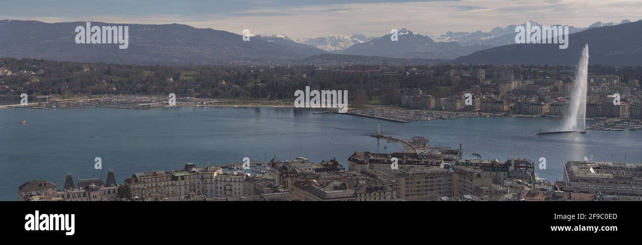 Die Stadt Genf mit ihrem emblematischen Brunnen 'Le Jet d'Eau' und dem Mont Salève im Hintergrund. In der Ferne ist der Mont Blanc zu sehen. Stockfoto