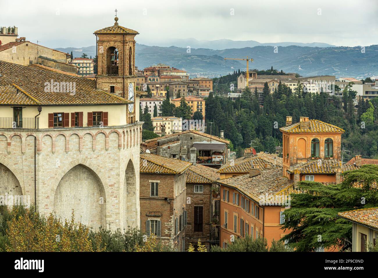 Stadtlandschaft von Perugia, von der Rocca Paolina der Blick über einen Teil der Stadt und den Glockenturm der Kirche von San Ercolano. Perugia, Umbrien Stockfoto