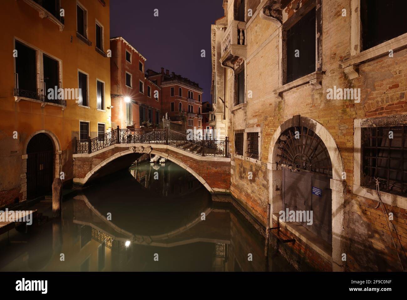 Historische Brücke und Kanal in Venedig, Italien Stockfoto