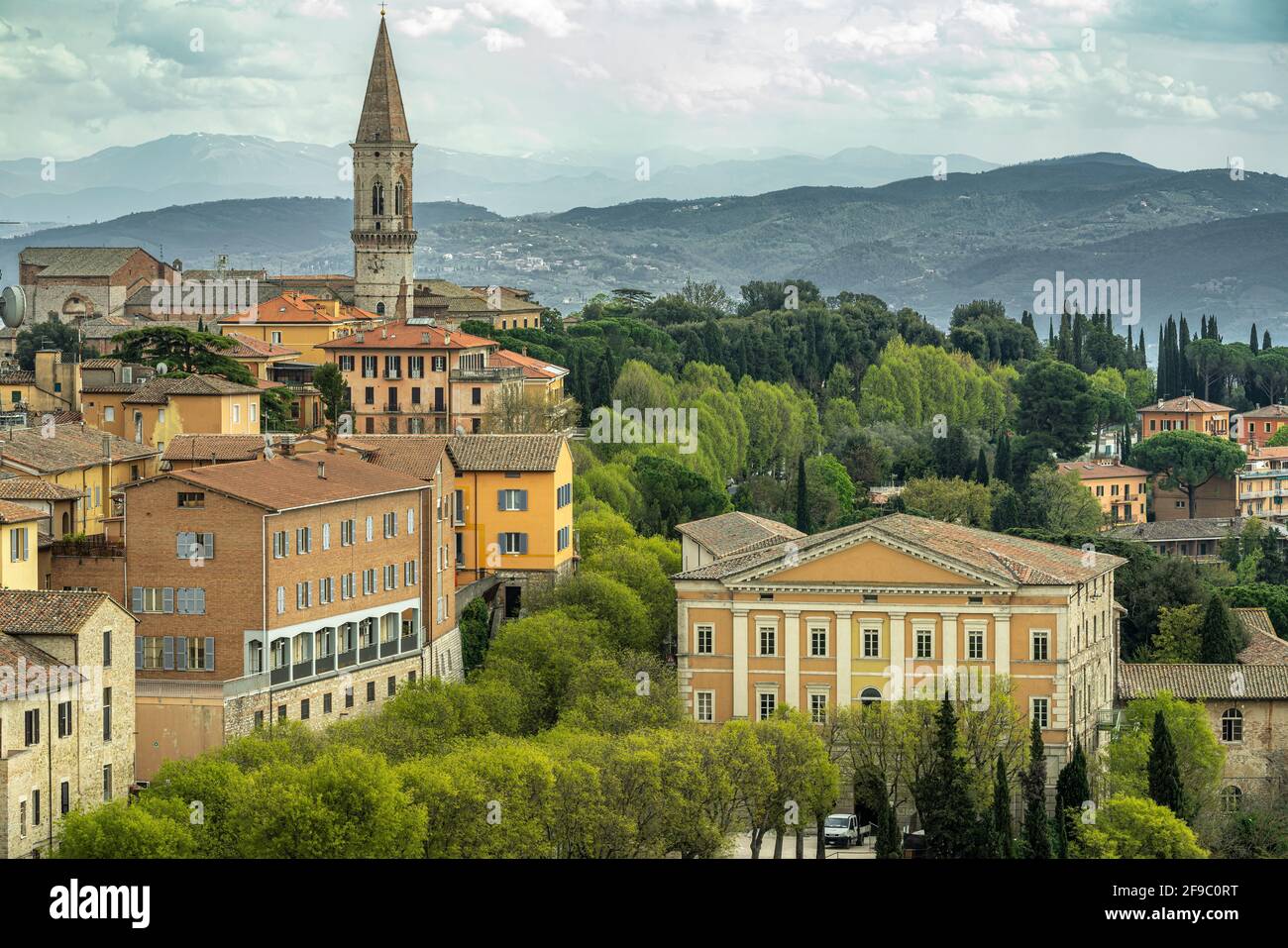 Stadtlandschaft der Stadt Perugia. Hinter den Häusern steht der Glockenturm der Abtei von San Pietro. Perugia, Umbrien, Italien, Europa Stockfoto