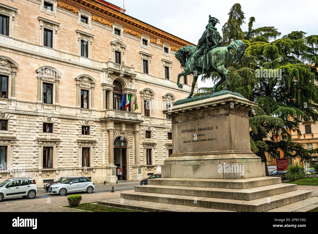 Reiterstatue gewidmet Vittorio Emanuele II, auf der Piazza Italia in Perugia. Hinter dem Palast des umbrischen Regionalhauptquartiers. Perugia Stockfoto