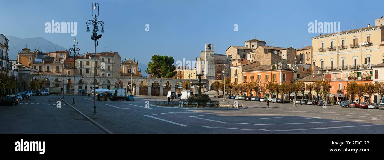 Sulmona, Garibaldi-Platz oder der Marktplatz.im Hintergrund das mittelalterliche Aquädukt und die Kirche San Francesco della Scarpa. Sulmona, Abruzzen Stockfoto