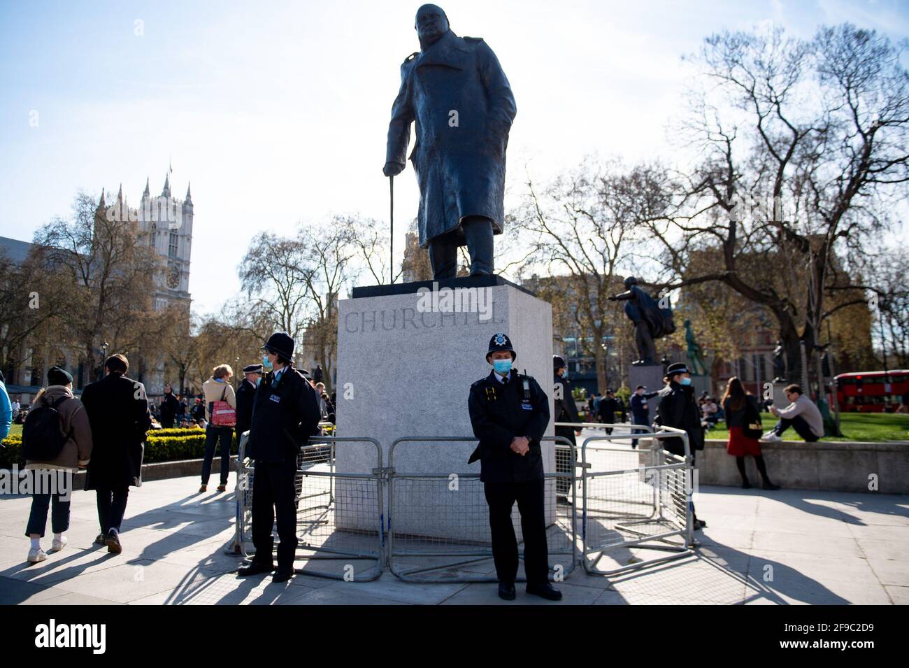 Polizeibeamte stehen bei einer Statue von Winston Churchill während eines Protestes „Kill the Bill“ gegen das Gesetz über Polizei, Verbrechen, Verurteilung und Gerichte auf dem Parliament Square in London. Bilddatum: Samstag, 17. April 2021. Stockfoto