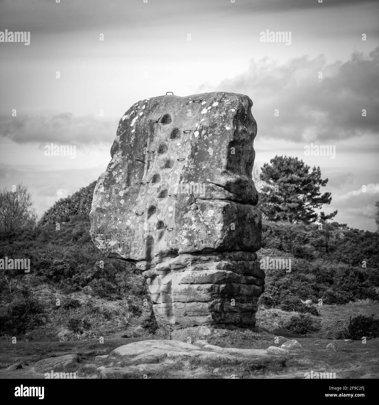 Der Cork Stone ist ein natürlicher eratischer Standstein auf Stanton Moor im Peak District National Park, Großbritannien Stockfoto